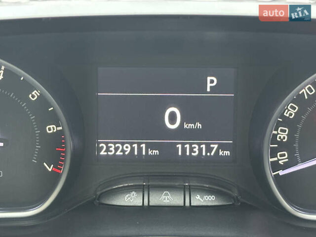 Красный Пежо 208, объемом двигателя 1.6 л и пробегом 232 тыс. км за 7999 $, фото 32 на Automoto.ua