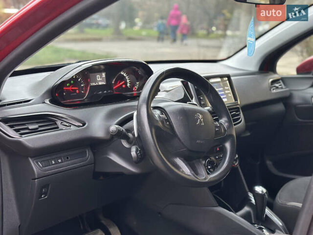Красный Пежо 208, объемом двигателя 1.2 л и пробегом 177 тыс. км за 5500 $, фото 3 на Automoto.ua