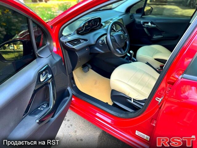 Красный Пежо 208, объемом двигателя 1.2 л и пробегом 101 тыс. км за 7400 $, фото 6 на Automoto.ua