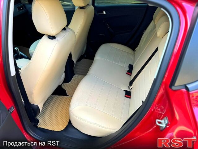 Красный Пежо 208, объемом двигателя 1.2 л и пробегом 101 тыс. км за 7400 $, фото 13 на Automoto.ua