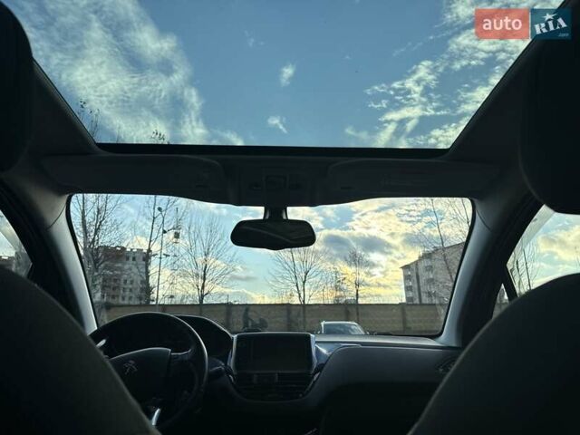 Красный Пежо 208, объемом двигателя 1.2 л и пробегом 165 тыс. км за 8500 $, фото 10 на Automoto.ua