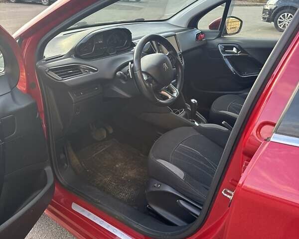 Красный Пежо 208, объемом двигателя 1.2 л и пробегом 165 тыс. км за 8500 $, фото 5 на Automoto.ua