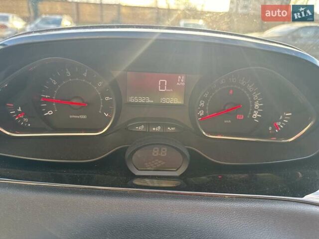 Красный Пежо 208, объемом двигателя 1.2 л и пробегом 165 тыс. км за 8500 $, фото 12 на Automoto.ua