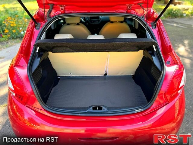 Красный Пежо 208, объемом двигателя 1.2 л и пробегом 101 тыс. км за 7400 $, фото 8 на Automoto.ua