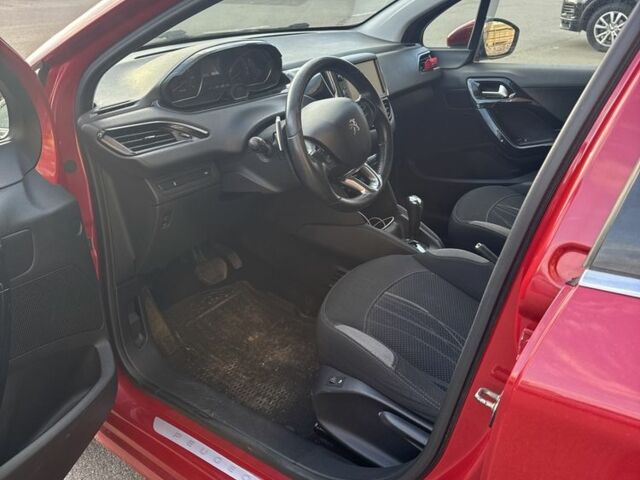 Красный Пежо 208, объемом двигателя 1.2 л и пробегом 165 тыс. км за 8500 $, фото 4 на Automoto.ua