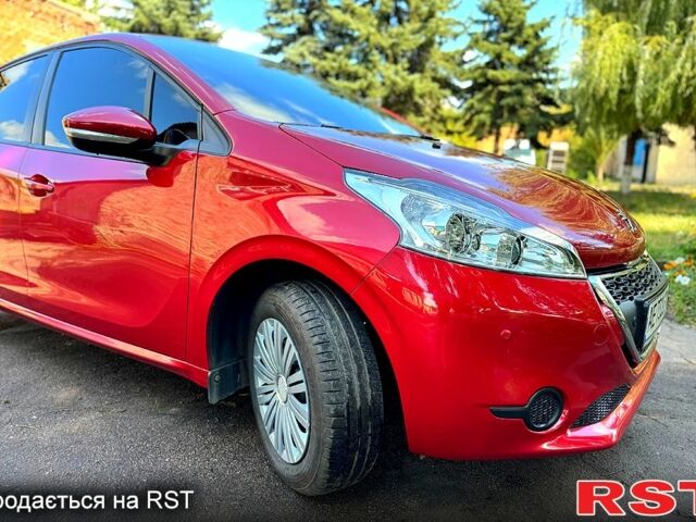 Красный Пежо 208, объемом двигателя 1.2 л и пробегом 101 тыс. км за 7400 $, фото 2 на Automoto.ua