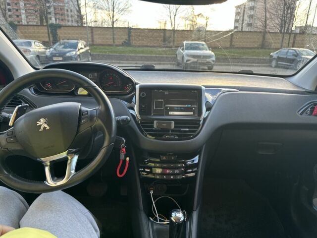 Красный Пежо 208, объемом двигателя 1.2 л и пробегом 165 тыс. км за 8500 $, фото 5 на Automoto.ua