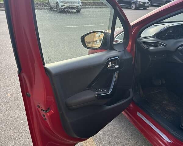 Красный Пежо 208, объемом двигателя 1.2 л и пробегом 165 тыс. км за 8500 $, фото 6 на Automoto.ua