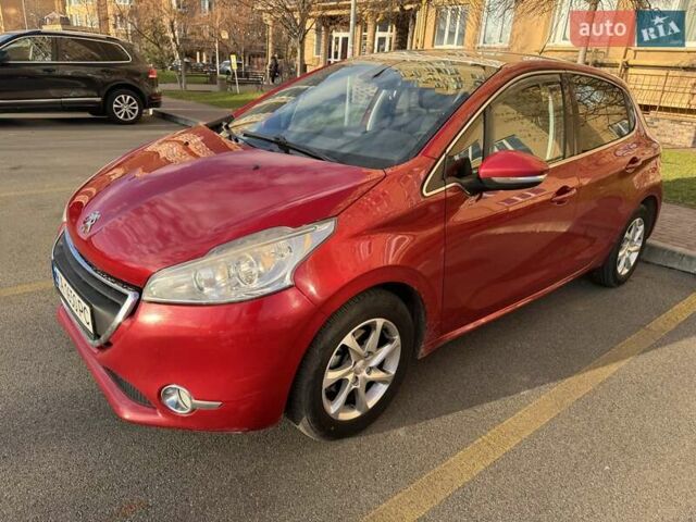 Красный Пежо 208, объемом двигателя 1.2 л и пробегом 165 тыс. км за 8500 $, фото 1 на Automoto.ua