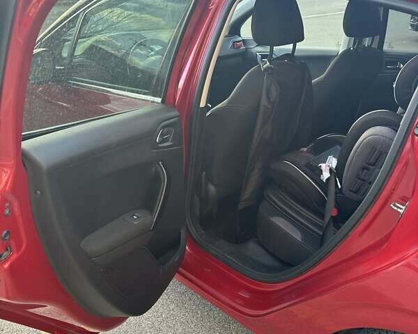 Красный Пежо 208, объемом двигателя 1.2 л и пробегом 165 тыс. км за 8500 $, фото 7 на Automoto.ua