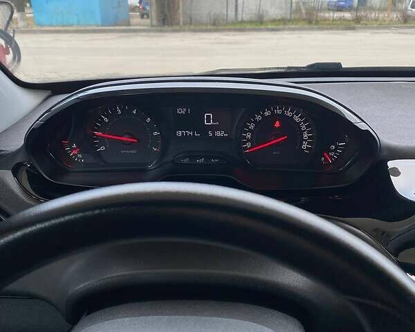 Пежо 208, объемом двигателя 1 л и пробегом 137 тыс. км за 5600 $, фото 8 на Automoto.ua