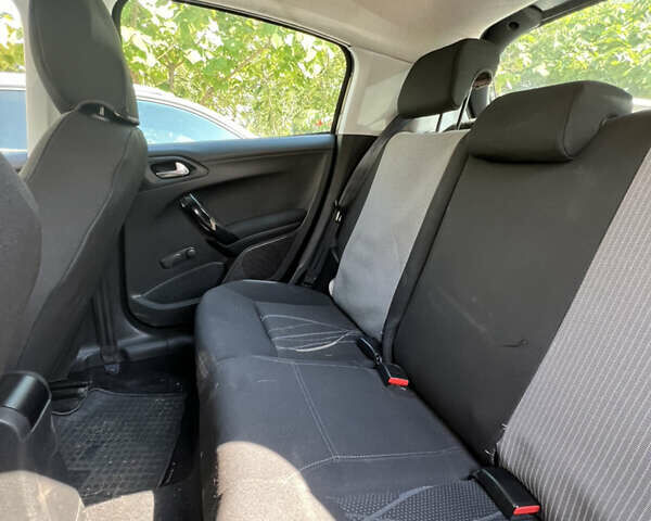 Пежо 208, объемом двигателя 1.2 л и пробегом 129 тыс. км за 7000 $, фото 6 на Automoto.ua