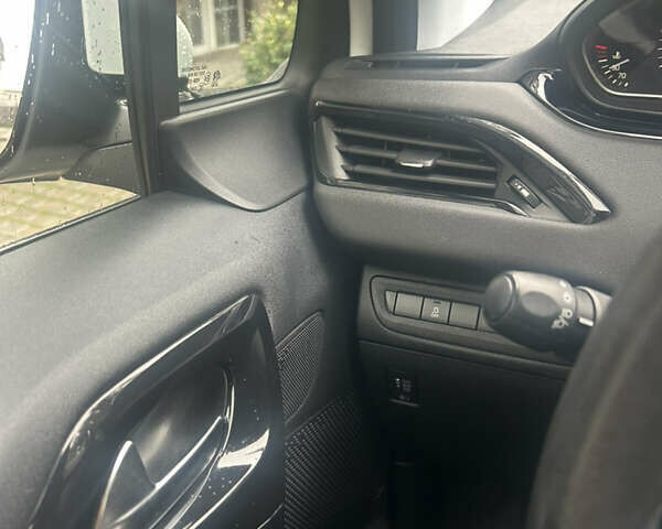 Пежо 208, объемом двигателя 1.2 л и пробегом 118 тыс. км за 8100 $, фото 11 на Automoto.ua