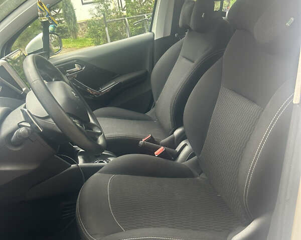 Пежо 208, объемом двигателя 1.2 л и пробегом 118 тыс. км за 8100 $, фото 31 на Automoto.ua