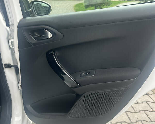 Пежо 208, объемом двигателя 1.2 л и пробегом 118 тыс. км за 8100 $, фото 25 на Automoto.ua
