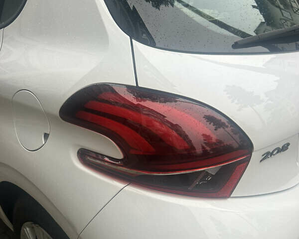 Пежо 208, объемом двигателя 1.2 л и пробегом 118 тыс. км за 8100 $, фото 3 на Automoto.ua