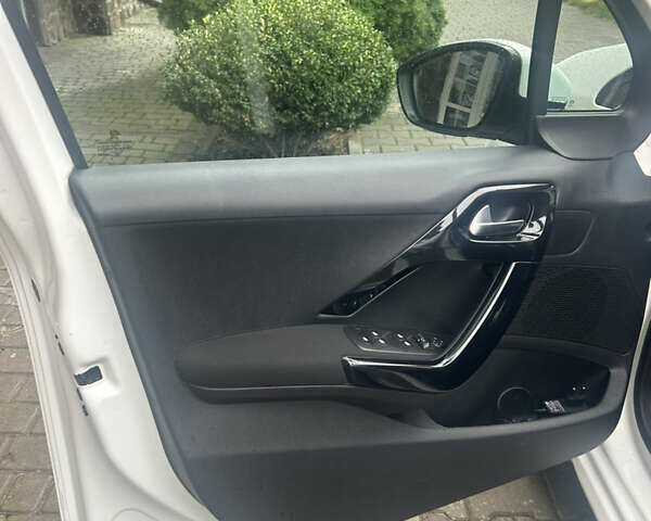 Пежо 208, объемом двигателя 1.2 л и пробегом 118 тыс. км за 8100 $, фото 7 на Automoto.ua