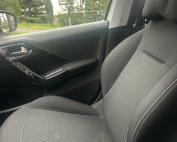 Пежо 208, объемом двигателя 1.2 л и пробегом 118 тыс. км за 8100 $, фото 14 на Automoto.ua