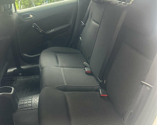 Пежо 208, объемом двигателя 1.2 л и пробегом 118 тыс. км за 8100 $, фото 24 на Automoto.ua