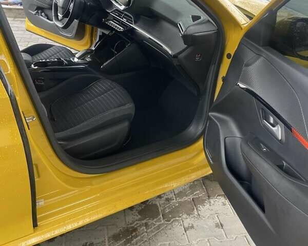 Желтый Пежо 208, объемом двигателя 0 л и пробегом 33 тыс. км за 14199 $, фото 6 на Automoto.ua