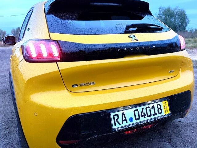 Жовтий Пежо 208, об'ємом двигуна 50 л та пробігом 44 тис. км за 15500 $, фото 1 на Automoto.ua