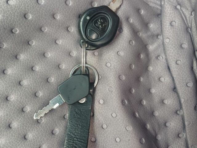 Сірий Пежо 208, об'ємом двигуна 1.4 л та пробігом 230 тис. км за 2349 $, фото 21 на Automoto.ua