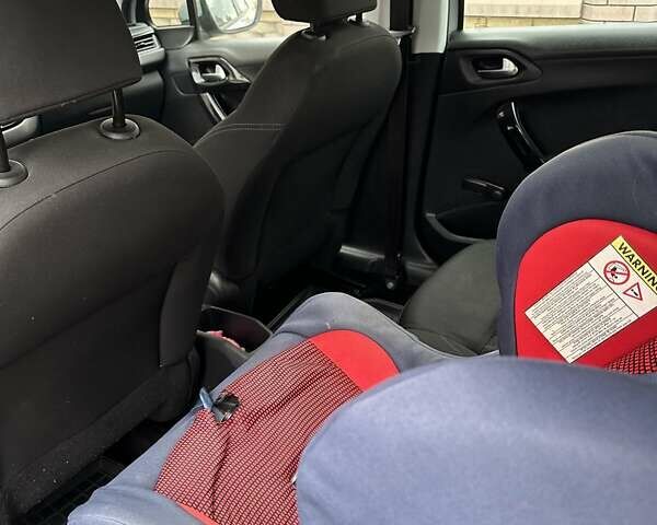 Серый Пежо 208, объемом двигателя 1.4 л и пробегом 192 тыс. км за 7200 $, фото 18 на Automoto.ua