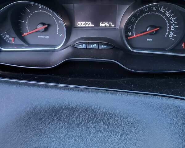 Серый Пежо 208, объемом двигателя 1.4 л и пробегом 192 тыс. км за 7200 $, фото 2 на Automoto.ua