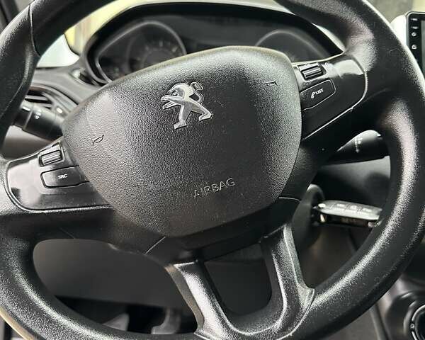 Серый Пежо 208, объемом двигателя 1.4 л и пробегом 192 тыс. км за 7200 $, фото 6 на Automoto.ua