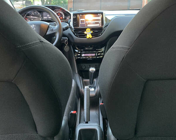 Сірий Пежо 208, об'ємом двигуна 1.4 л та пробігом 230 тис. км за 7300 $, фото 8 на Automoto.ua