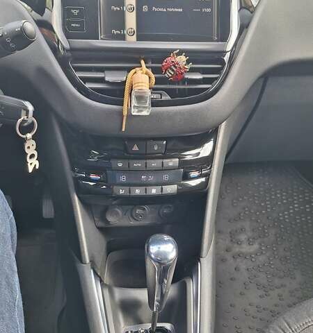 Сірий Пежо 208, об'ємом двигуна 1.6 л та пробігом 81 тис. км за 9900 $, фото 2 на Automoto.ua