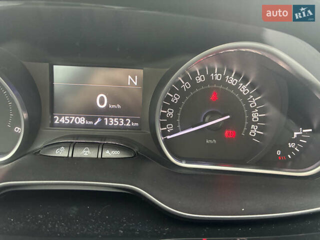 Сірий Пежо 208, об'ємом двигуна 1.4 л та пробігом 246 тис. км за 8000 $, фото 7 на Automoto.ua