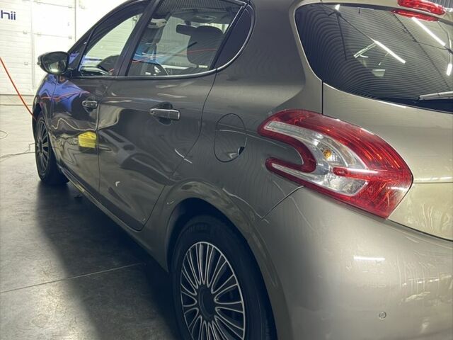 Серый Пежо 208, объемом двигателя 1.4 л и пробегом 258 тыс. км за 6700 $, фото 3 на Automoto.ua