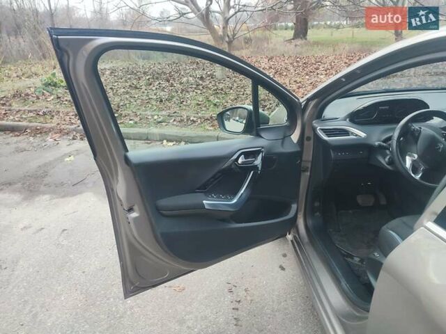 Серый Пежо 208, объемом двигателя 1.57 л и пробегом 190 тыс. км за 7700 $, фото 8 на Automoto.ua