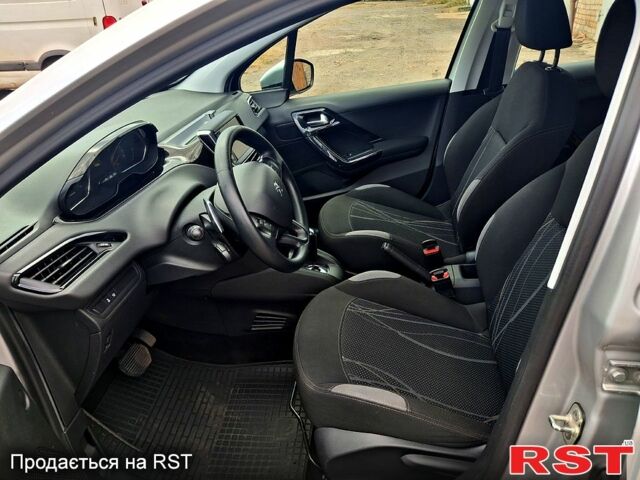 Серый Пежо 208, объемом двигателя 1.2 л и пробегом 73 тыс. км за 7500 $, фото 6 на Automoto.ua