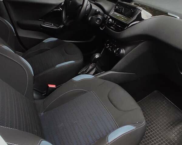 Пежо 208 2014 в Сокале на Automoto.ua Серый Пежо 208, объемом двигателя 1.4 л и пробегом 226 тыс. км за 5400 $, фото 3 на Automoto.ua