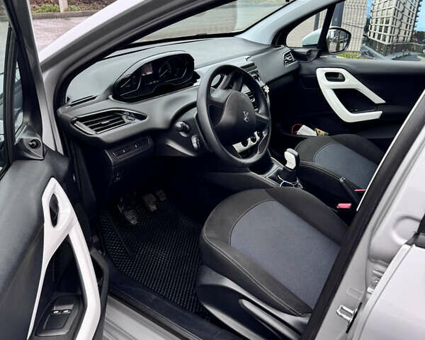 Сірий Пежо 208, об'ємом двигуна 1 л та пробігом 88 тис. км за 8100 $, фото 5 на Automoto.ua