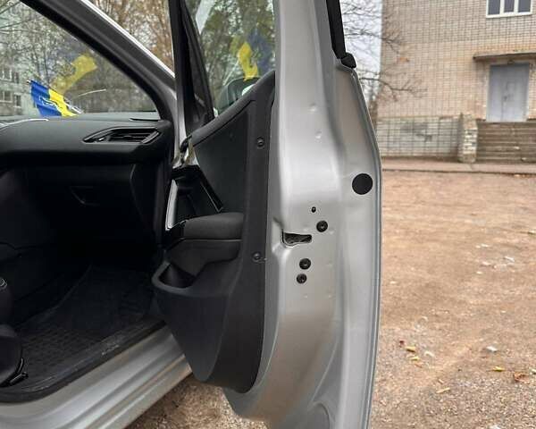 Серый Пежо 208, объемом двигателя 1.2 л и пробегом 172 тыс. км за 8700 $, фото 22 на Automoto.ua