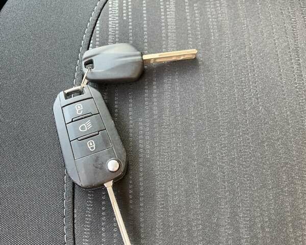 Серый Пежо 208, объемом двигателя 1.2 л и пробегом 121 тыс. км за 5999 $, фото 5 на Automoto.ua