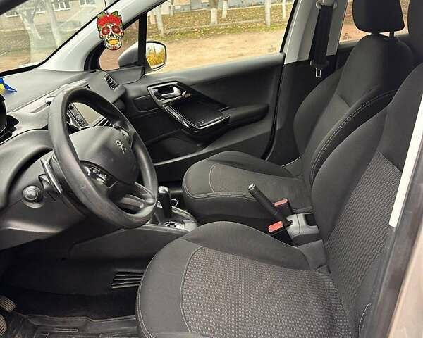 Серый Пежо 208, объемом двигателя 1.2 л и пробегом 172 тыс. км за 8700 $, фото 23 на Automoto.ua