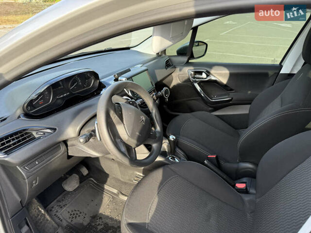 Серый Пежо 208, объемом двигателя 1.2 л и пробегом 119 тыс. км за 8500 $, фото 10 на Automoto.ua