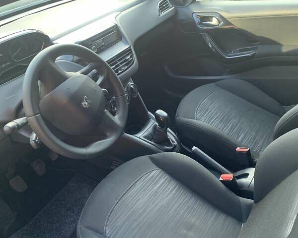 Серый Пежо 208, объемом двигателя 1.2 л и пробегом 121 тыс. км за 5999 $, фото 7 на Automoto.ua