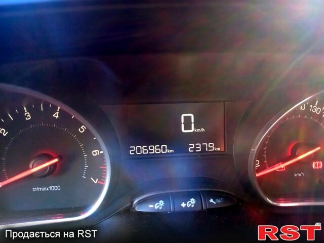 Синій Пежо 208, об'ємом двигуна 1.2 л та пробігом 206 тис. км за 6000 $, фото 6 на Automoto.ua