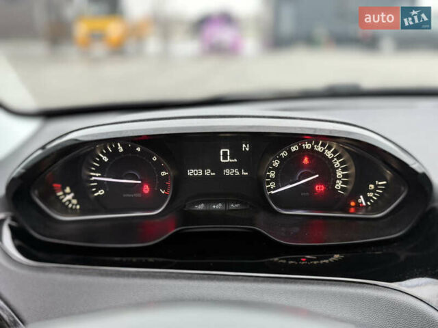 Синій Пежо 208, об'ємом двигуна 1.2 л та пробігом 120 тис. км за 8800 $, фото 11 на Automoto.ua