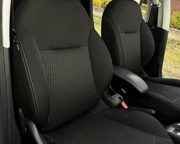 Помаранчевий Пежо 208, об'ємом двигуна 1.2 л та пробігом 125 тис. км за 8300 $, фото 24 на Automoto.ua