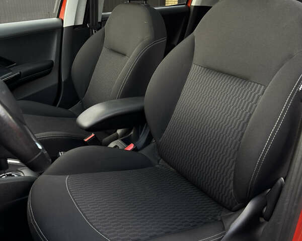 Помаранчевий Пежо 208, об'ємом двигуна 1.2 л та пробігом 125 тис. км за 8300 $, фото 23 на Automoto.ua