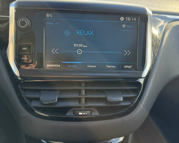 Помаранчевий Пежо 208, об'ємом двигуна 1.2 л та пробігом 125 тис. км за 8300 $, фото 27 на Automoto.ua