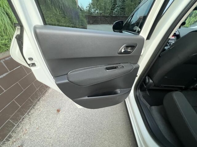 Белый Пежо 3008, объемом двигателя 1.6 л и пробегом 95 тыс. км за 11800 $, фото 13 на Automoto.ua