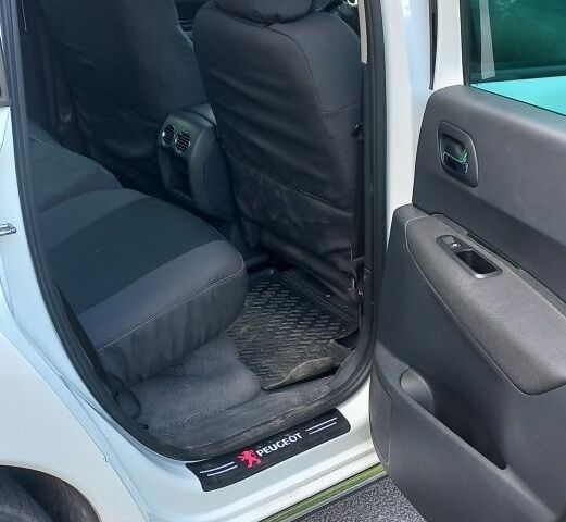 Белый Пежо 3008, объемом двигателя 2 л и пробегом 206 тыс. км за 11000 $, фото 10 на Automoto.ua