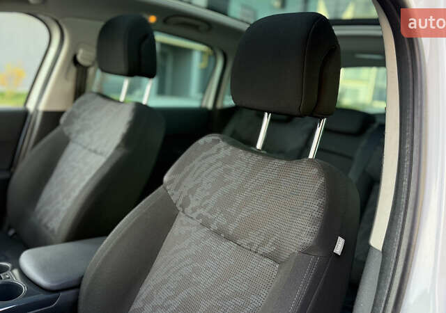 Белый Пежо 3008, объемом двигателя 2 л и пробегом 213 тыс. км за 8950 $, фото 30 на Automoto.ua